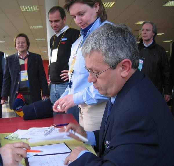 The UCI officials don't listen to Davitamon's complaints (Coucke and Sergeant)