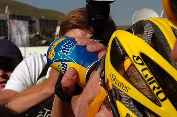 Floyd Landis (Phonak) gulps down a can of drink