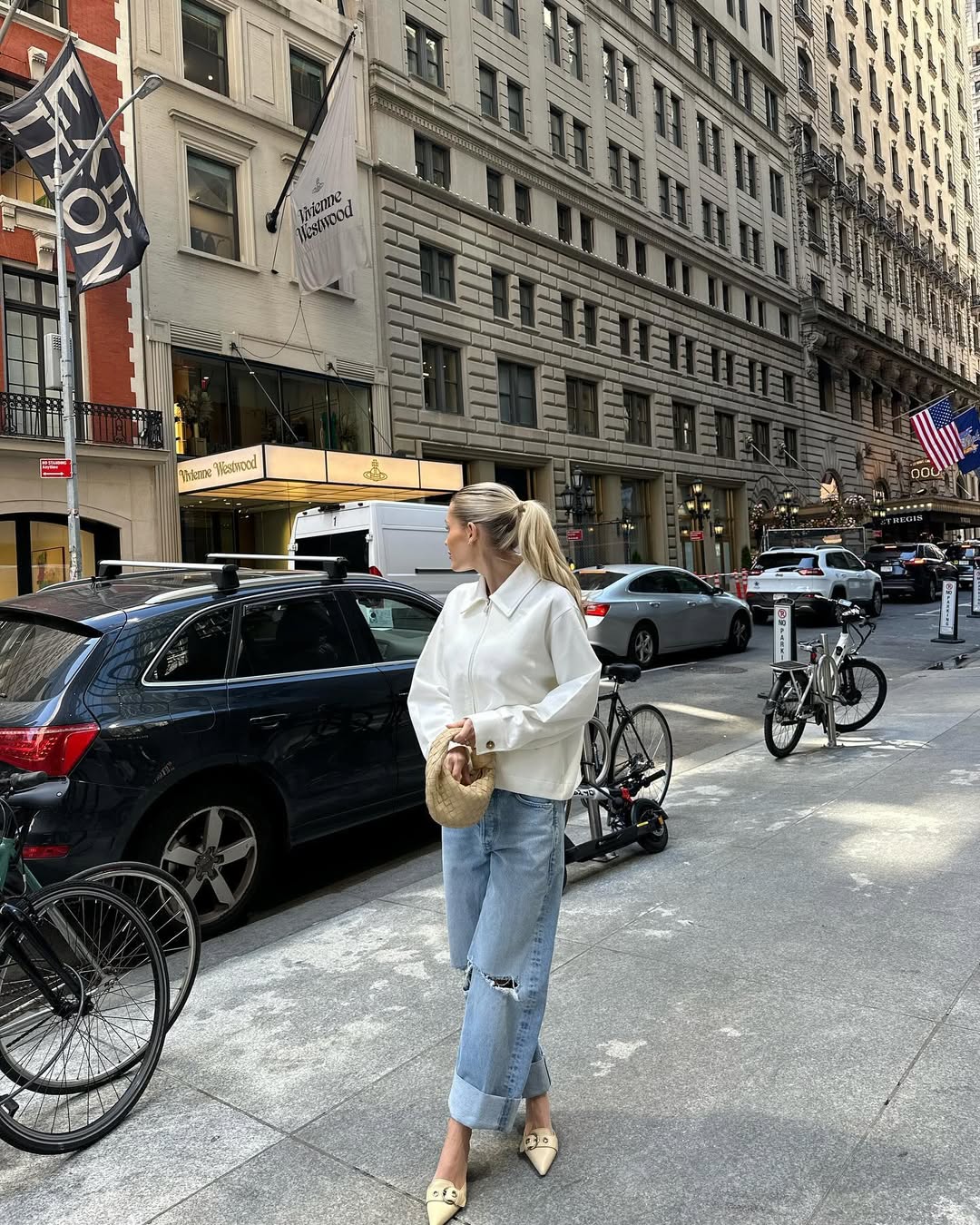 Mulher usando roupa jeans de algema com jaqueta branca