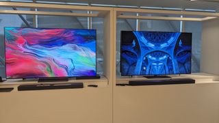 LG C4 en LG G4 OLED TV's naast elkaar