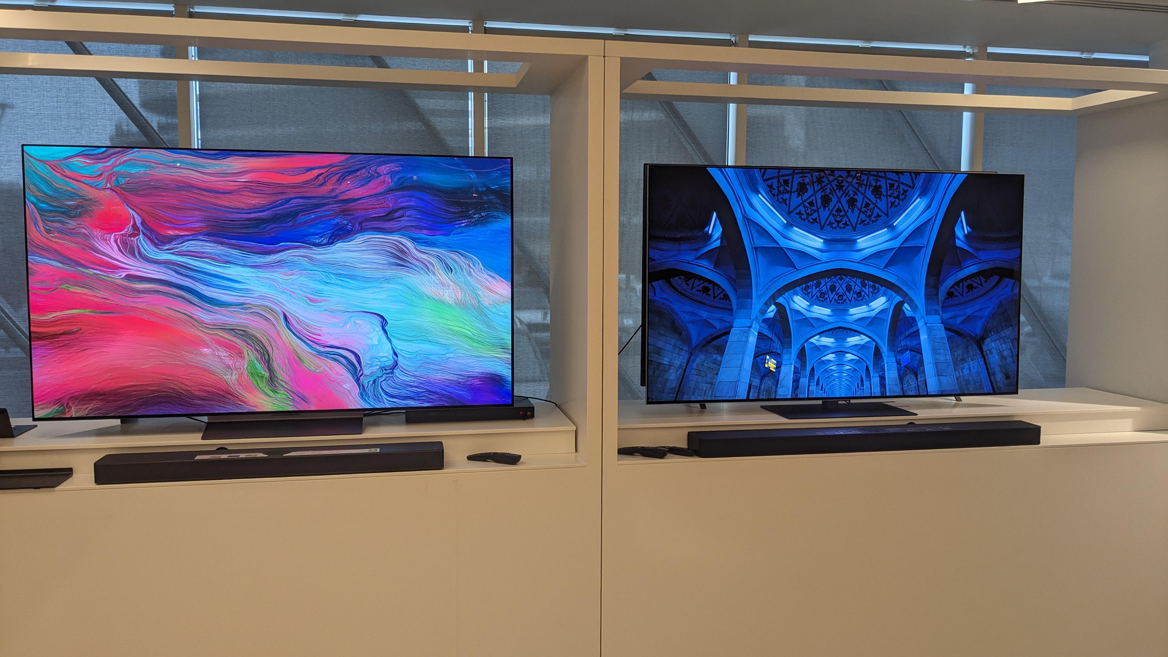 LG C4 en LG G4 OLED TV's naast elkaar