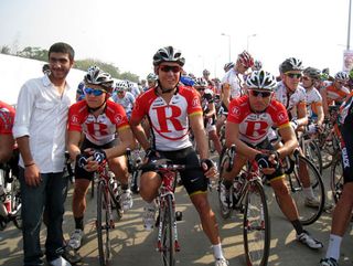 McEwen and Hunter ready to start, Tour de Mumbai 2011
