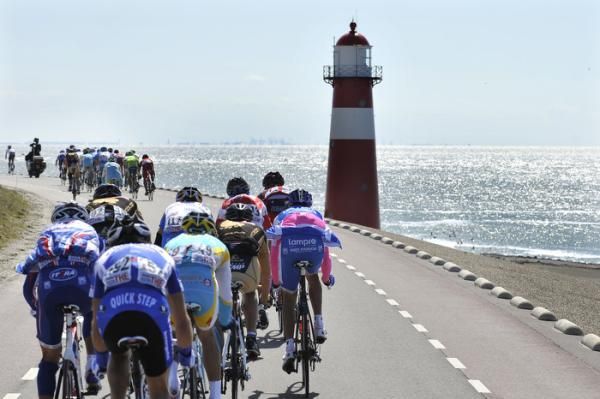 The peloton is shattered by crashes and crosswinds as they head along the coast.