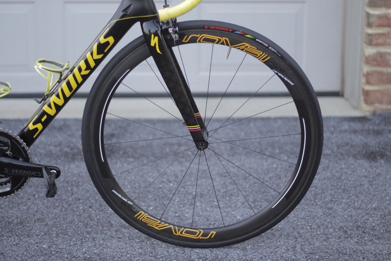 Matching yellow decals adorn the Roval wheels, while the three stripes on the forks &ndash; yellow, pink and red &ndash; represents Nibali&rsquo;s overall victories at the Tour de France, Giro d&rsquo;Italia and Vuelta a Espa&ntilde;a