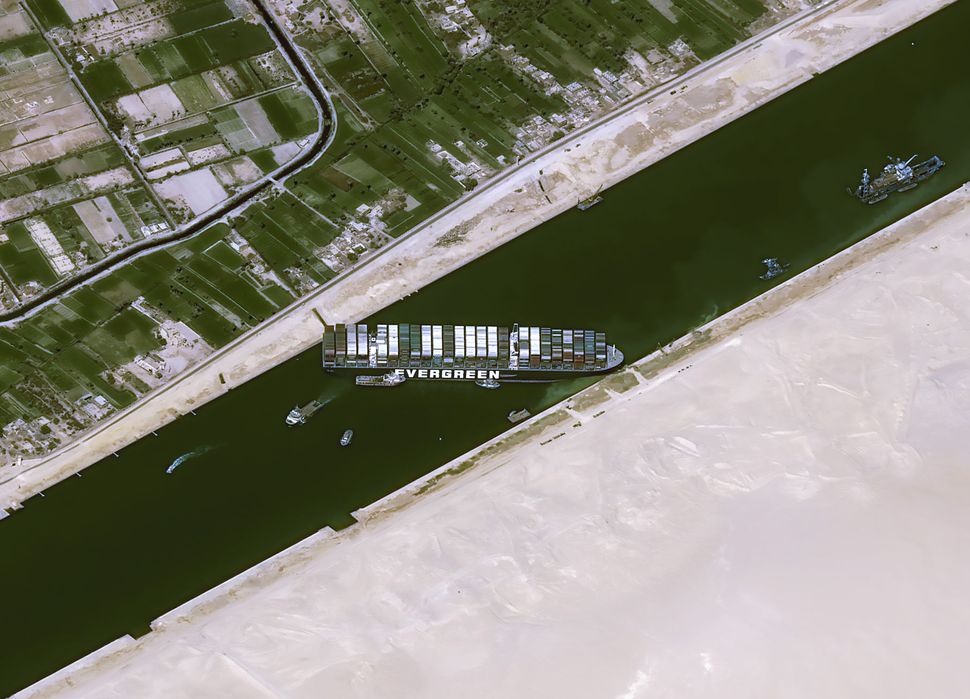 The huge ship stuck in the Suez Canal is visible from space (satellite photos)