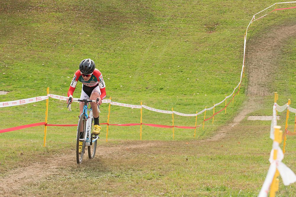 Up and coming stand out, Eric Brunner (USA), chasing down the leader during the opening laps of the junior race. Brunner would ride to an impressive 3rd pl finish.
