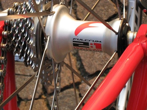 &hellip;while the rear employs Fulcrum's trademark two-to-one lacing pattern for more even spoke tension.