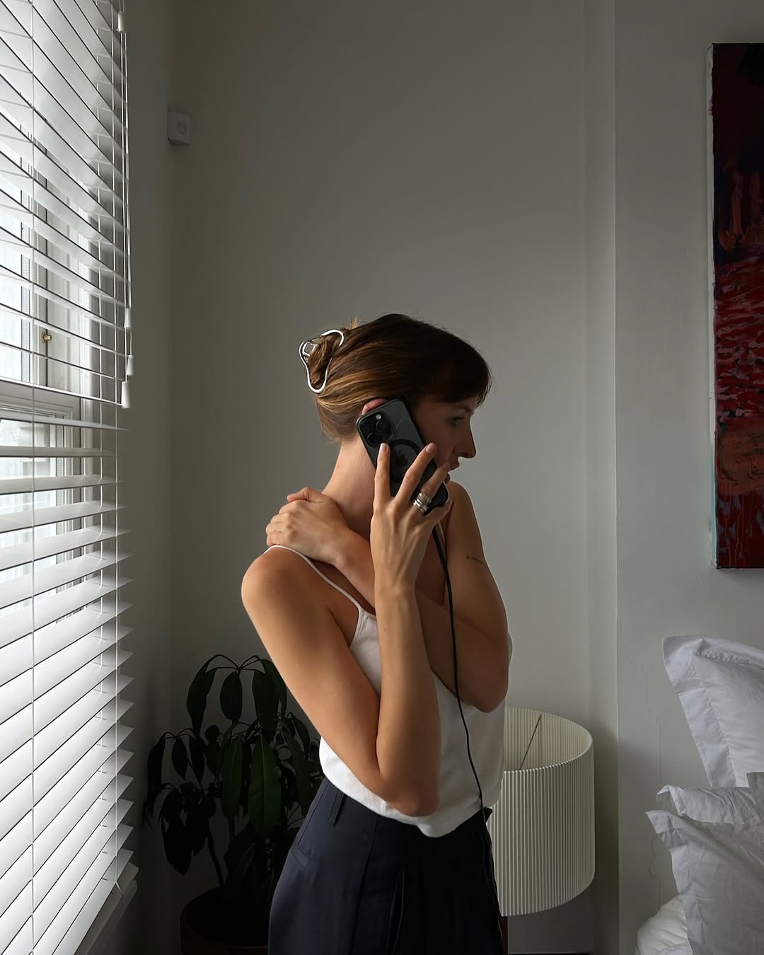 Lizzy wearing a silver claw clip