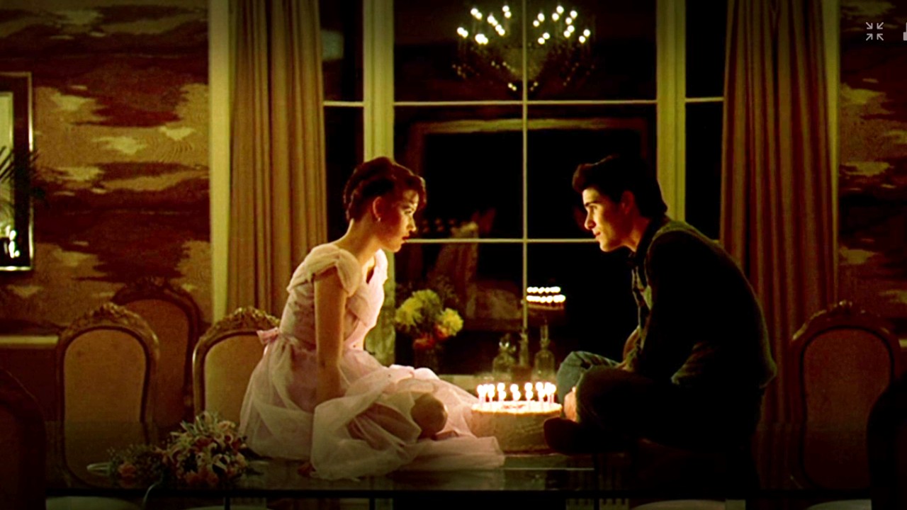 Molly Ringwald and Michael Schoeffling as Sam and Jake Ryan cake kiss moment in Sixteen Candles