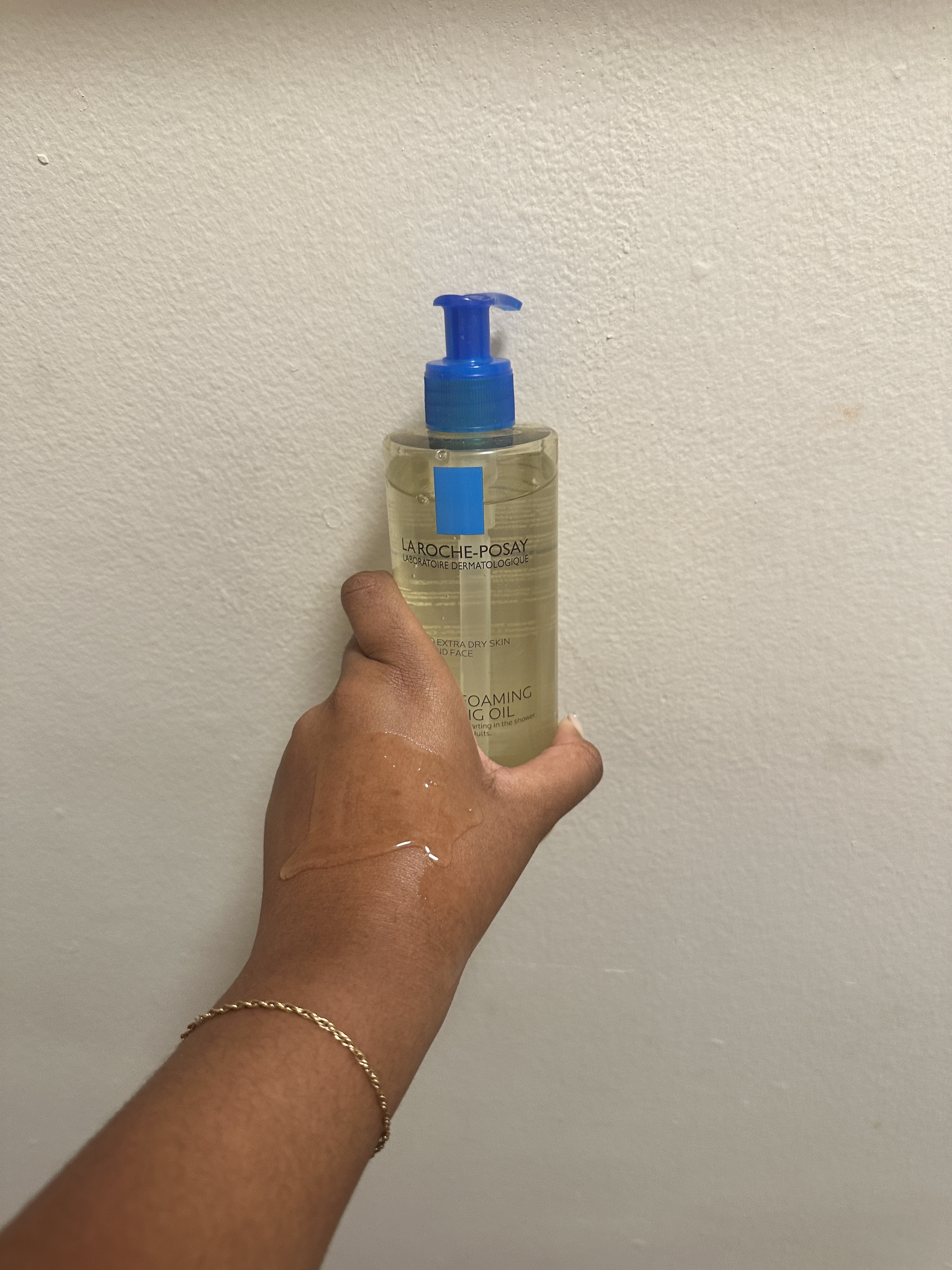 Ariel Baker testing the La Roche-Posay Lipikar AP+ Gentle Foaming Cleansing Oil.