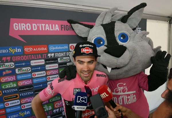 Tom Dumoulin (Giant-Alpecin) with the Giro mascot
