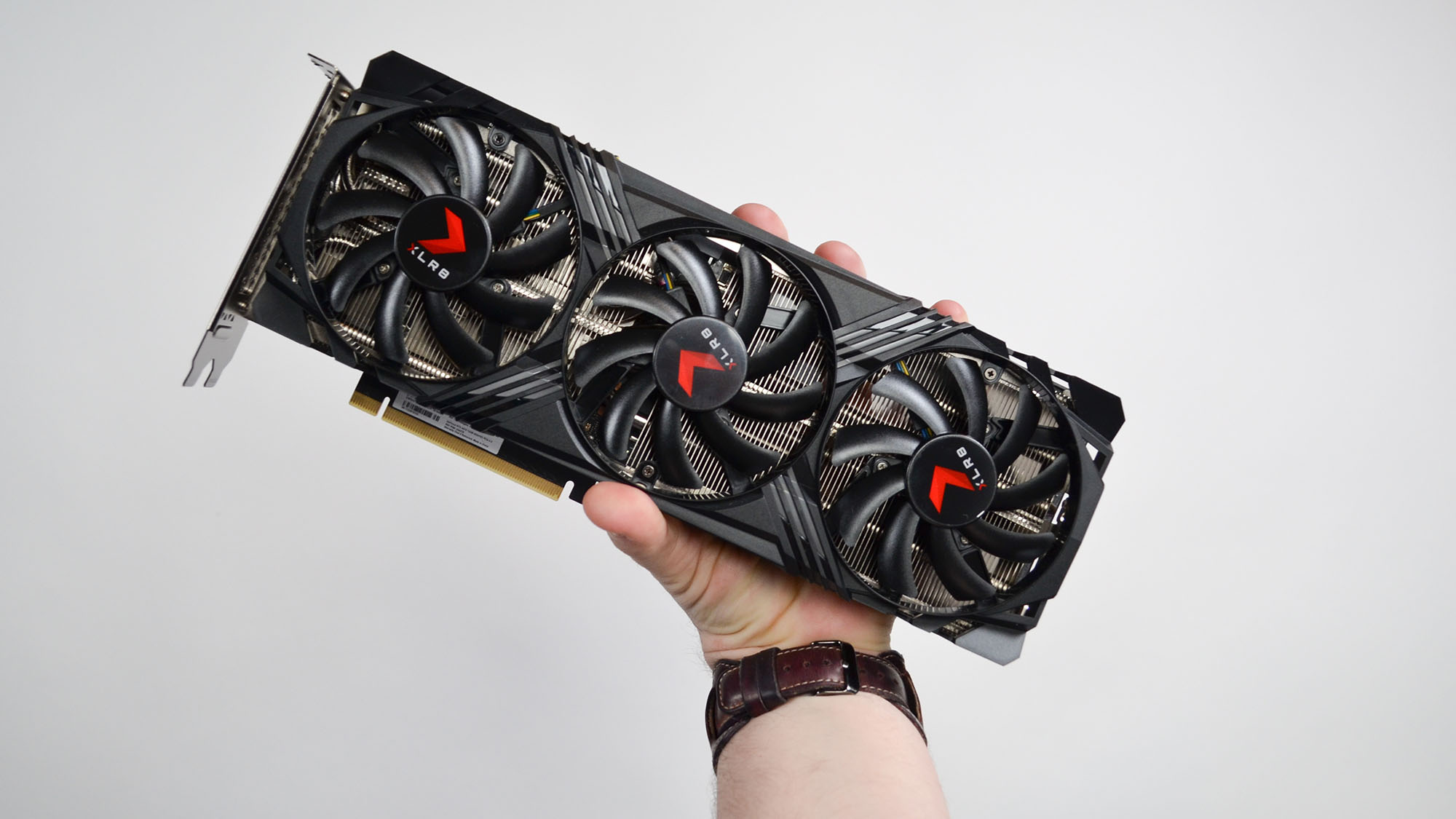 Uma placa gráfica PNY GeForce RTX 4070 XLR8 OC em um tapete de mesa roxo