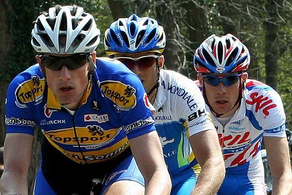 The early escape of three riders on the Vrakelberg.