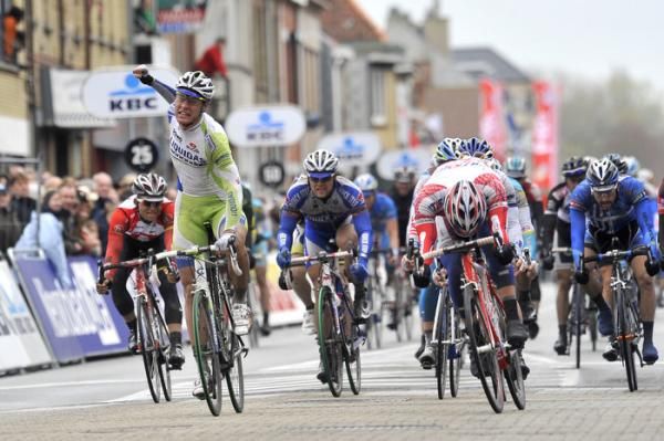 Jacopo Guarnieri (Liquigas - Cannondale) sprints to victory in the morning stage at De Panne.