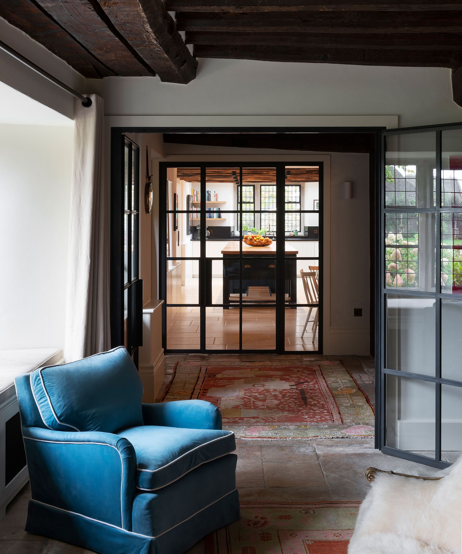 Glass partition walls for living rooms