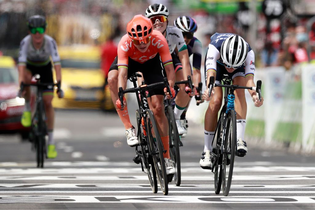Marianne Vos (CCC-Liv) misses out to Elizabeth Deignan (Trek-Segafredo) on the line
