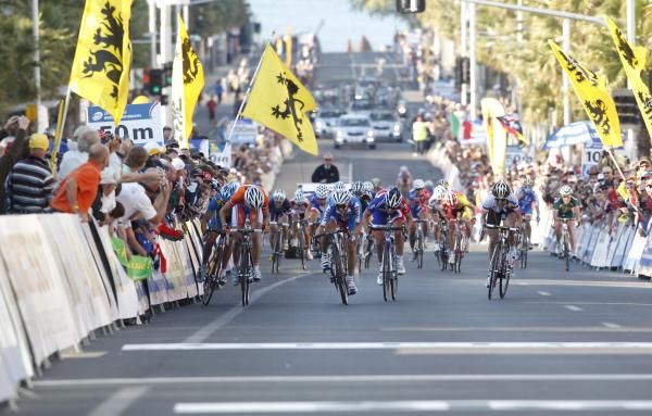Giorgia Bronzini (Italy) passes Marianne Vos (Netherlands) in the final metres.
