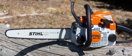 The Stihl MS170 laying on a log