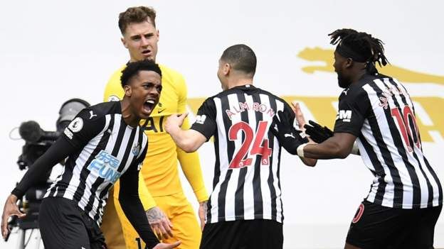 Joe Willock celebrates his goal with teammates