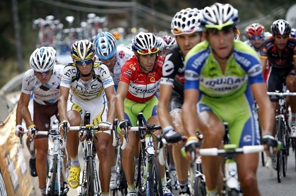 Nibali waits for the attacks.