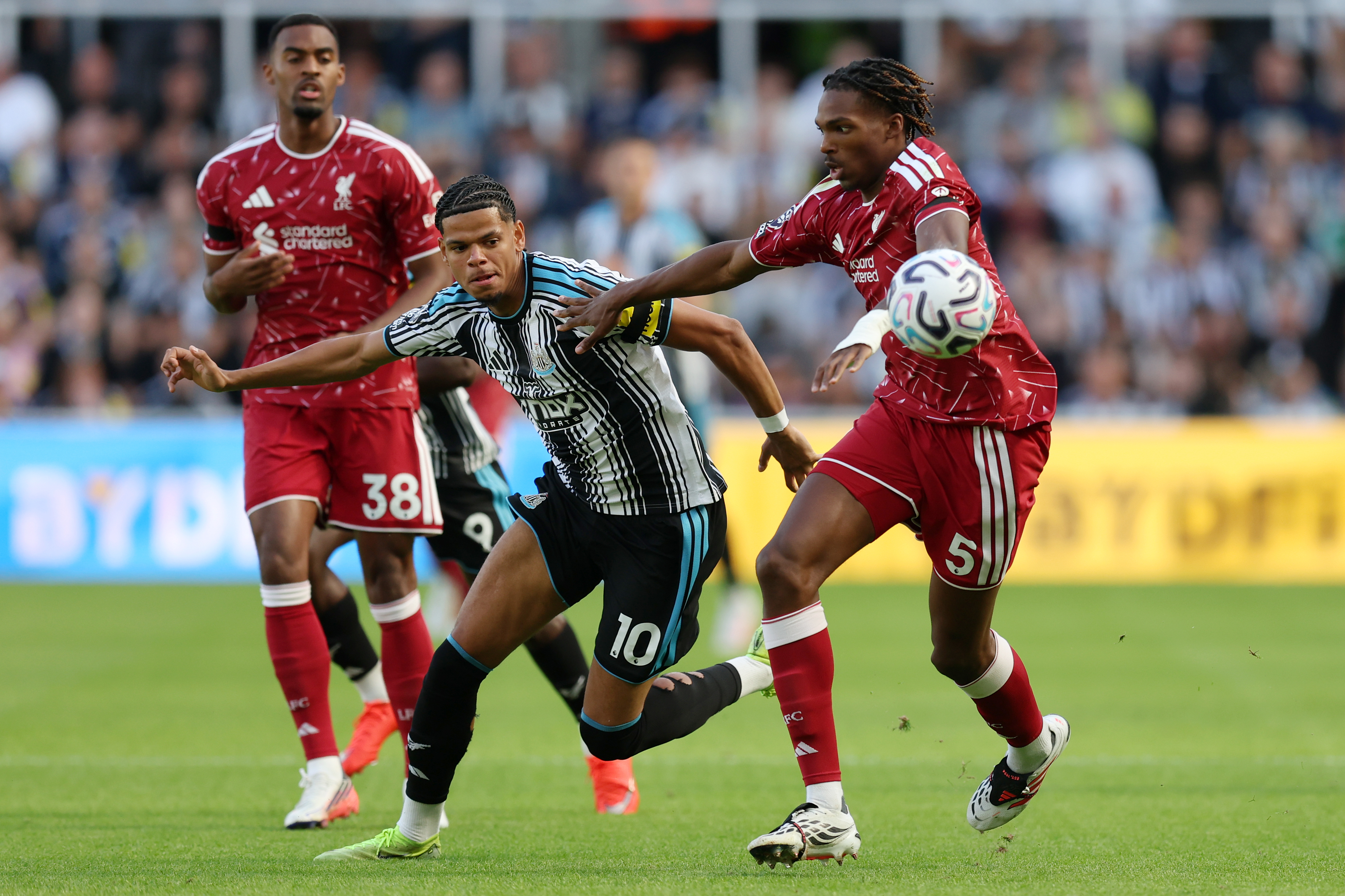NEWCASTLE UPON TYNE, ENGLAND - AUGUST 23: William Osula of Newcastle United is challenged by Jeremy Jacquet of Liverpool during the Premier League 2026/27 match between Newcastle United and Liverpool FC at St James&amp;amp;apos; Park on August 23, 2026 in Newcastle upon Tyne, England. (Photo by George Wood/Getty Images)