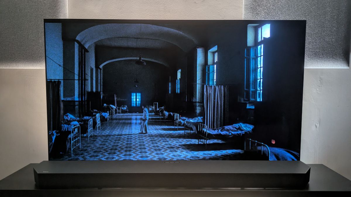 The Devil's Backbone 4K Blu-rayon LG G5 showing Carlos wondering the orphanage at night