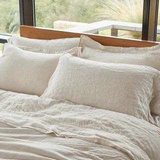 Coyuchi Organic Relaxed Linen Sheet Set on a bed.