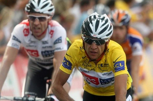 Carlos Sastre (CSC-Saxo Bank) rolls into Saint &Eacute;tienne with team-mate Jens Voigt behind.