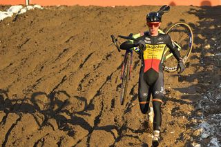 Thibau Nys crashes out of contention, breaks handlebars in mid-race crash during icy Zonhoven World Cup