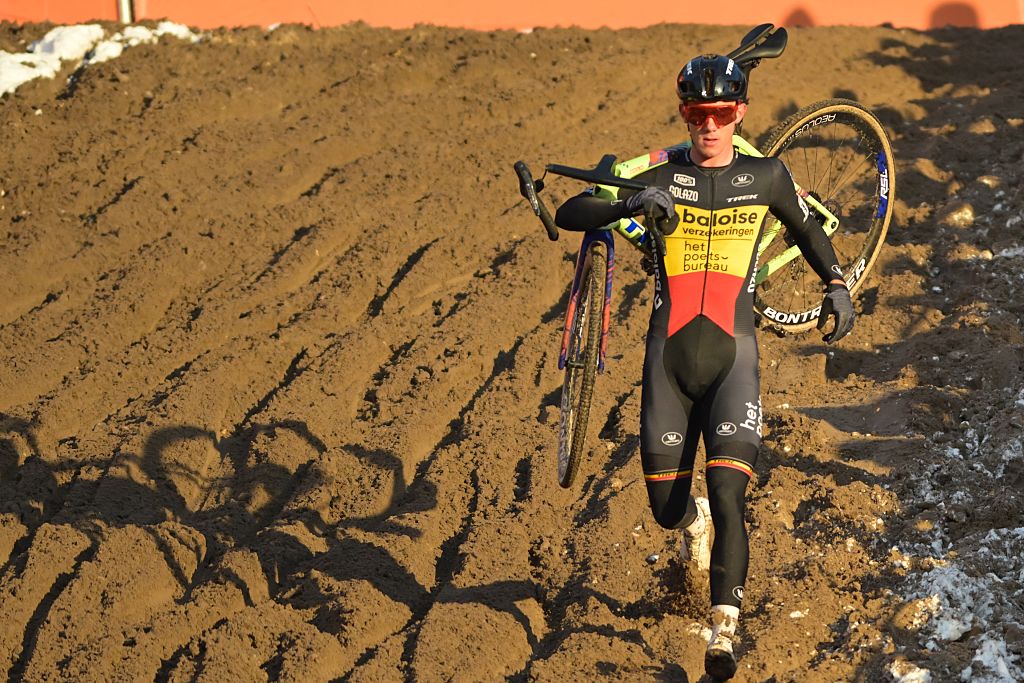 Thibau Nys crashes out of contention, breaks handlebars in mid-race crash during icy Zonhoven World Cup