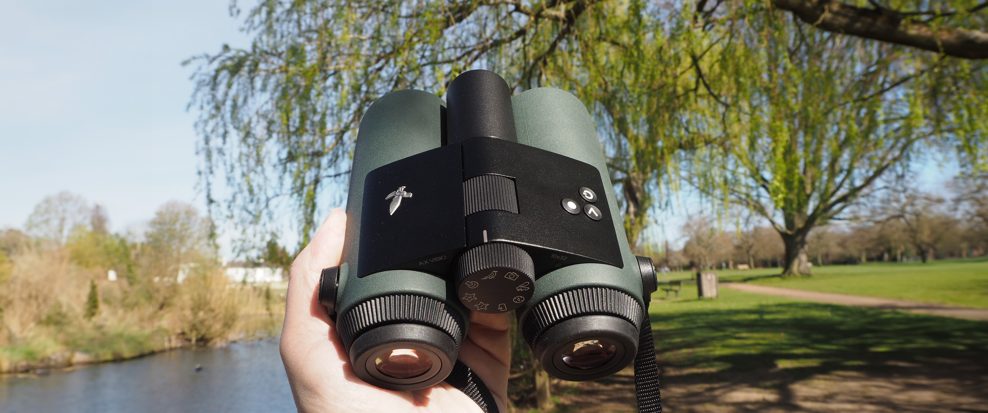 Swarovski AX Visio 10x32 in the hand