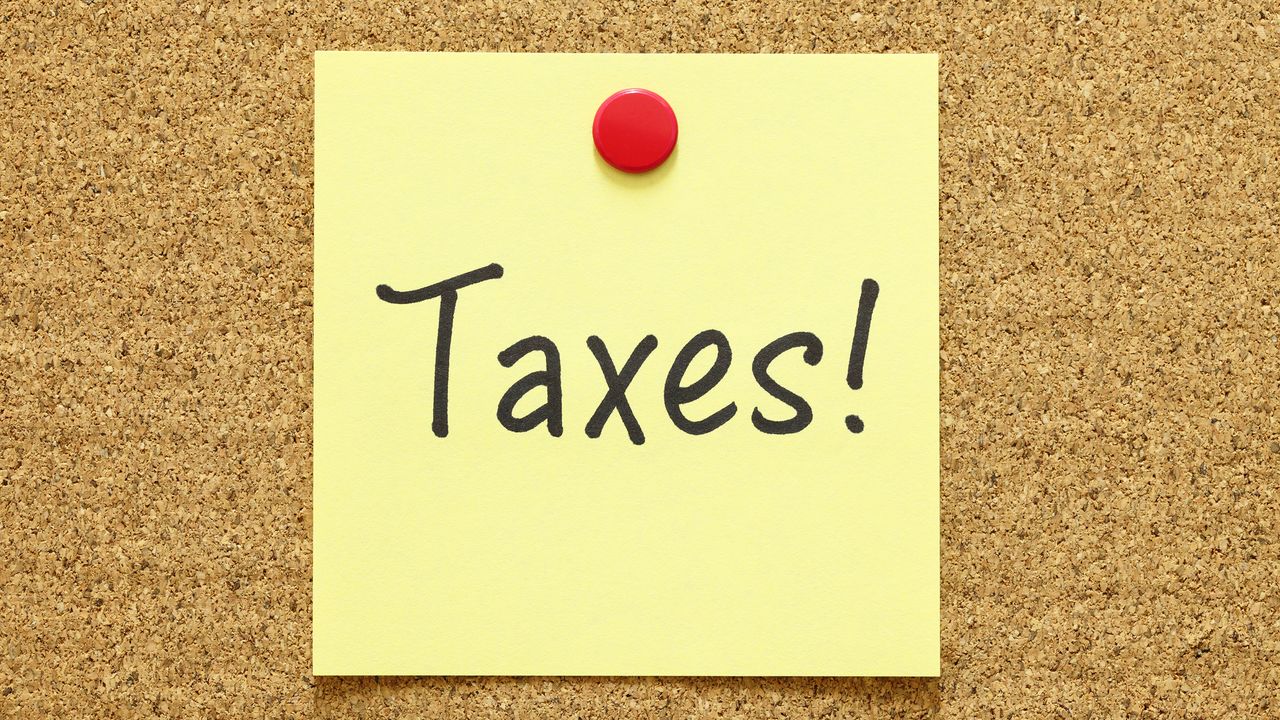 taxes post it note on bulletin board for IRS extends tax deadline