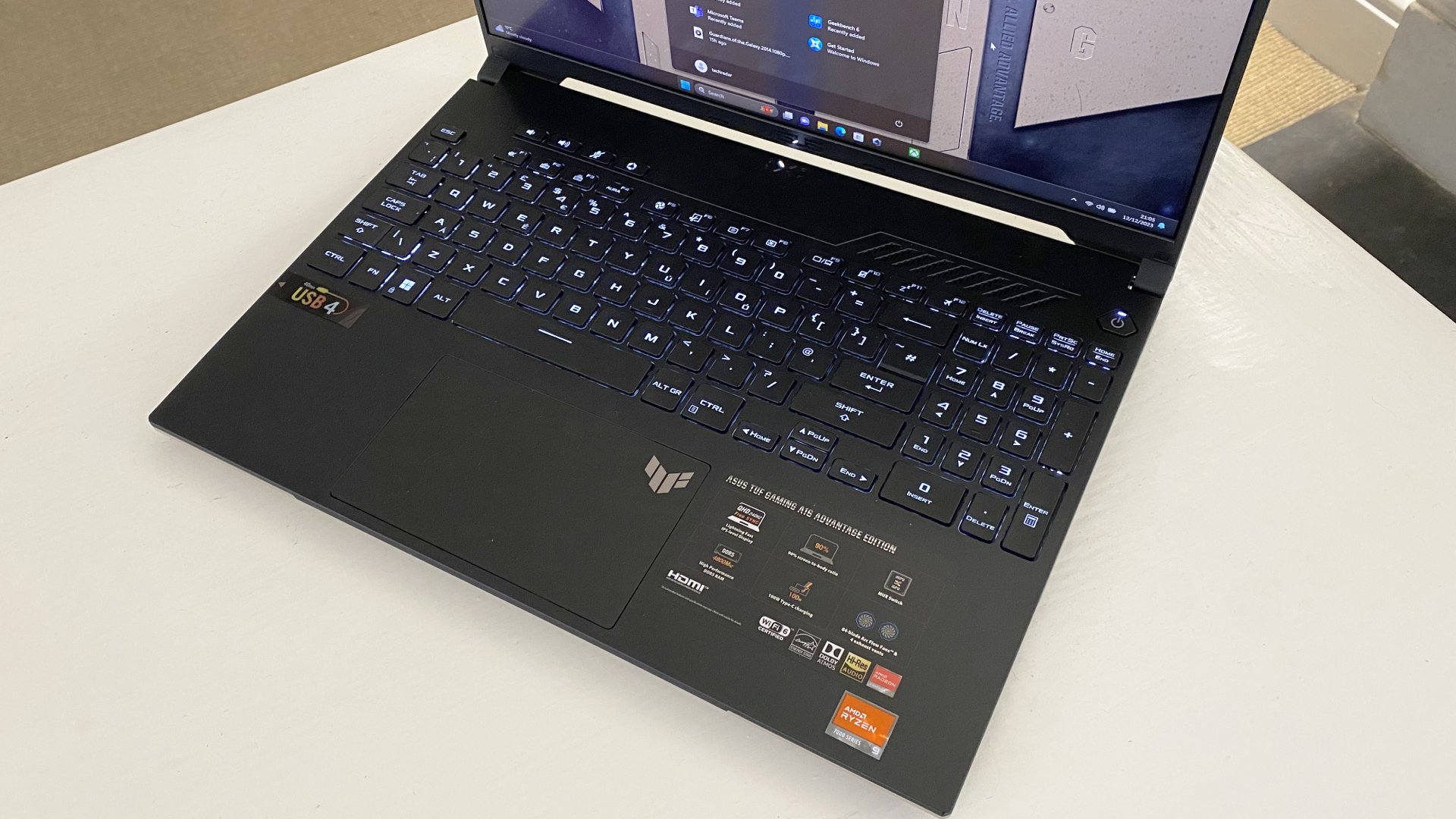 ASUS TUF Gaming A16 Advantage Edition 筆記型電腦鍵盤與觸控板