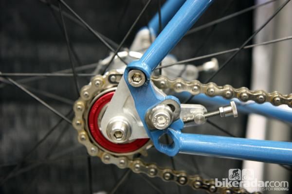Soulcraft's pivoting rear dropouts are compact and tidy.