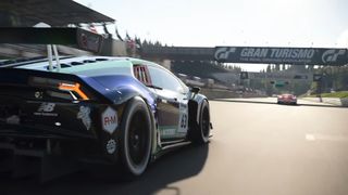 En spiller er i ferd med å vinne et løp i «Gran Turismo 7»