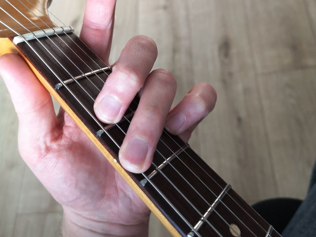 How to play the G chord on guitar