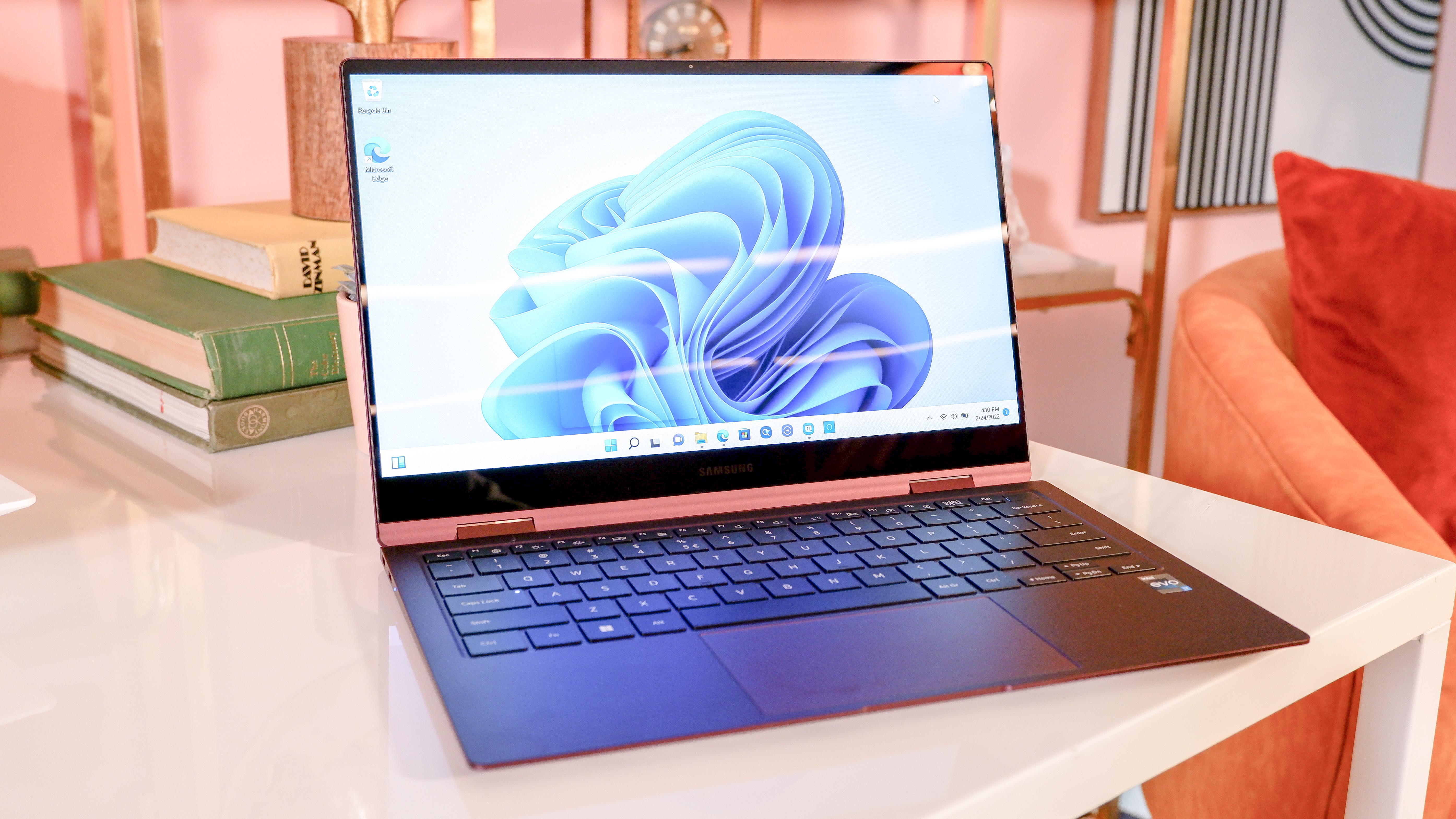 Samsung Galaxy Book2 Pro 360 em uma mesa