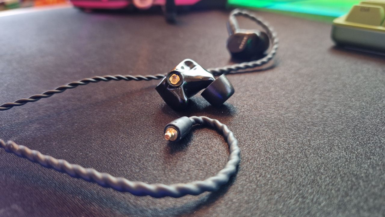 Razer Moray review image showing the OFC MMCX wires cabling