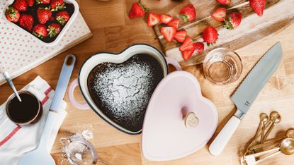 Beautiful Kitchenware heart shaped dutch oven, Drew Barrymore dutch oven