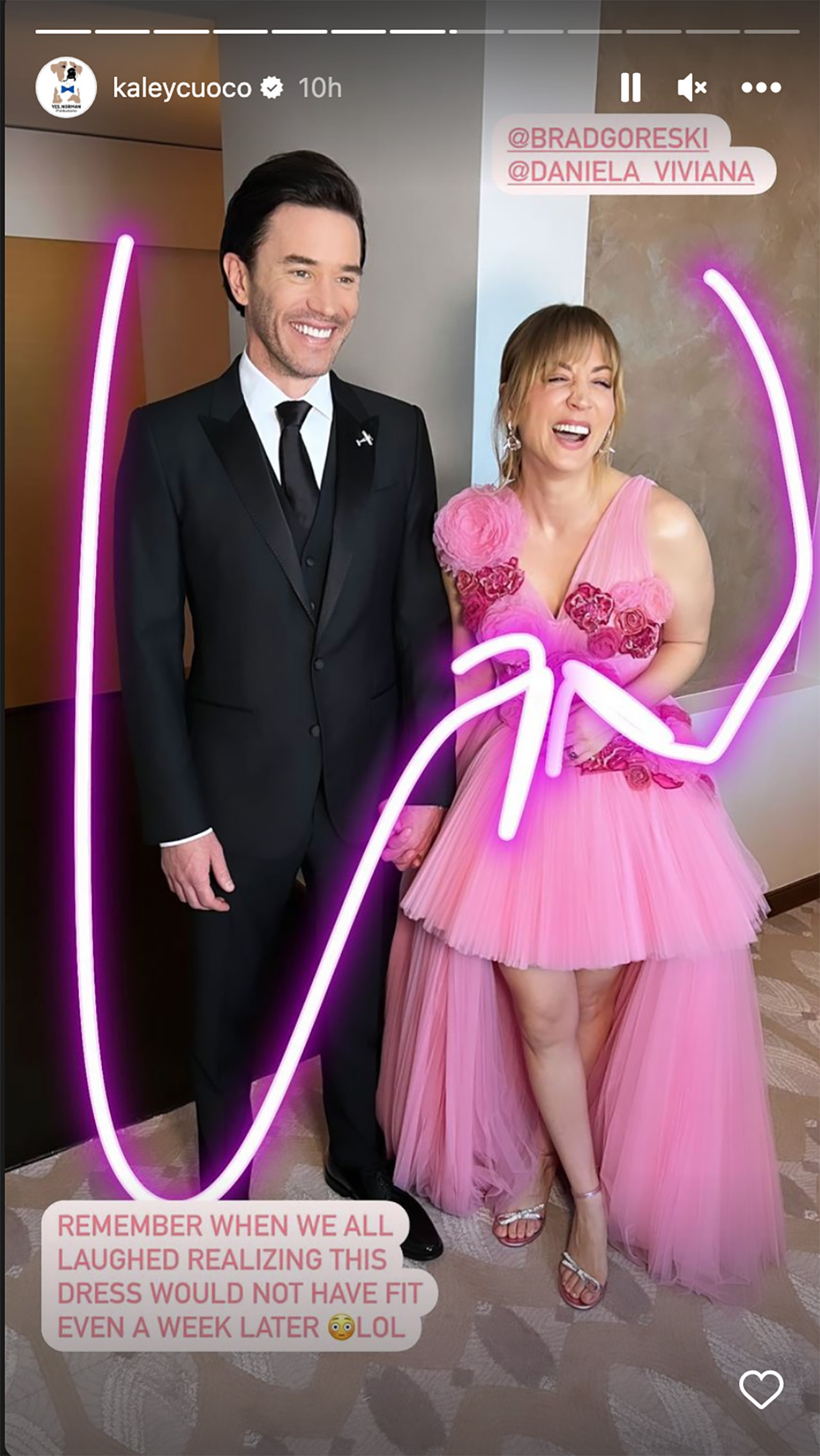 Kaley Cuoco casi no podía caber en su vestido.