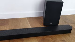 Samsung HW-Q700B lydplanke og subwoofer på et tregulv