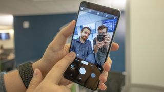 Googles breitformatige Selfie-Kamera in Aktion.