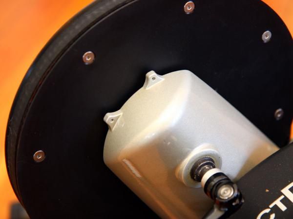These tabs are where the optional Lemond Fitness computer would go. More creative types can get around the US$350 add-on to yield the usual speed and distance functions but power is tricky if you're currently running a Powertap.