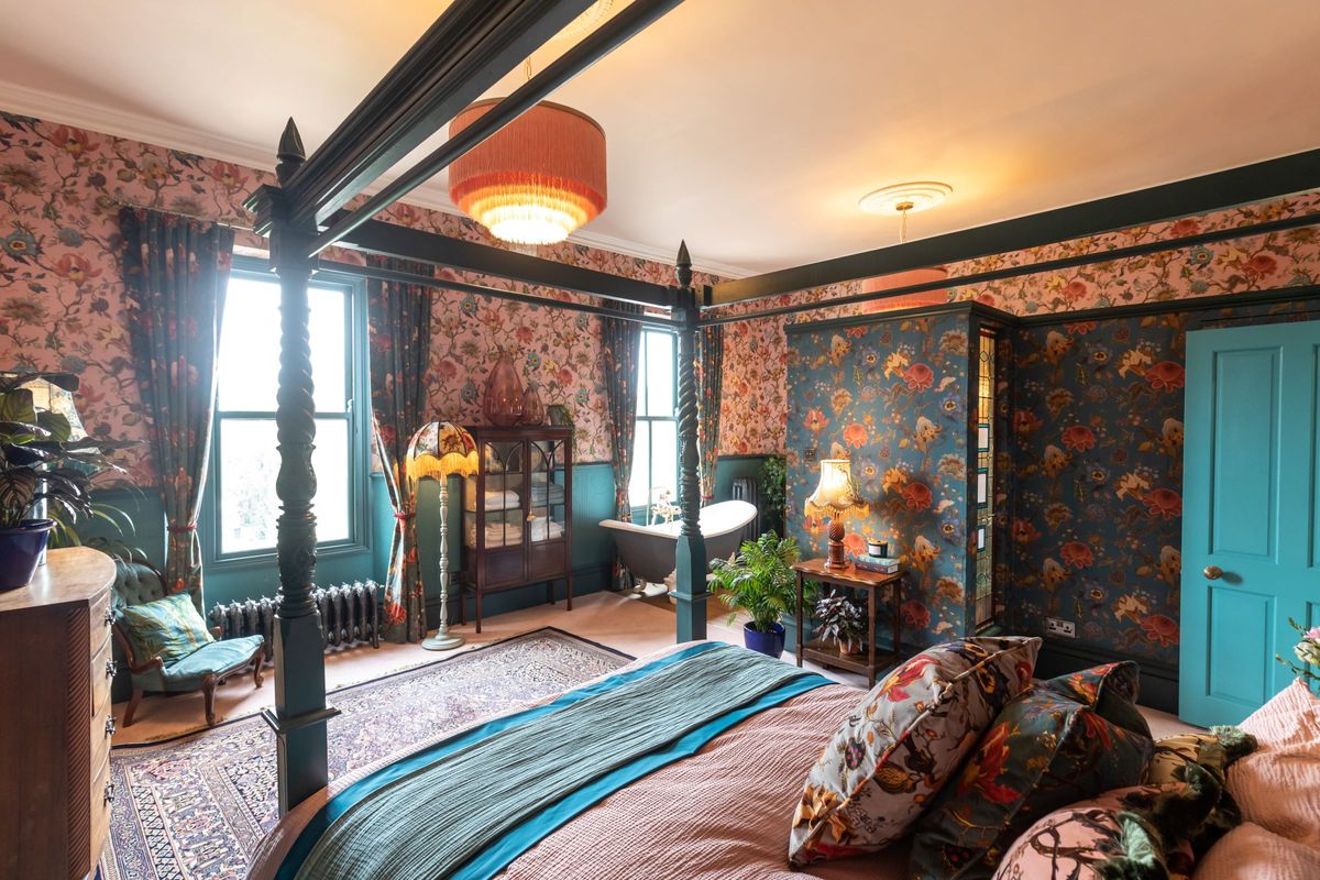 The master bedroom has a en suite bath as well