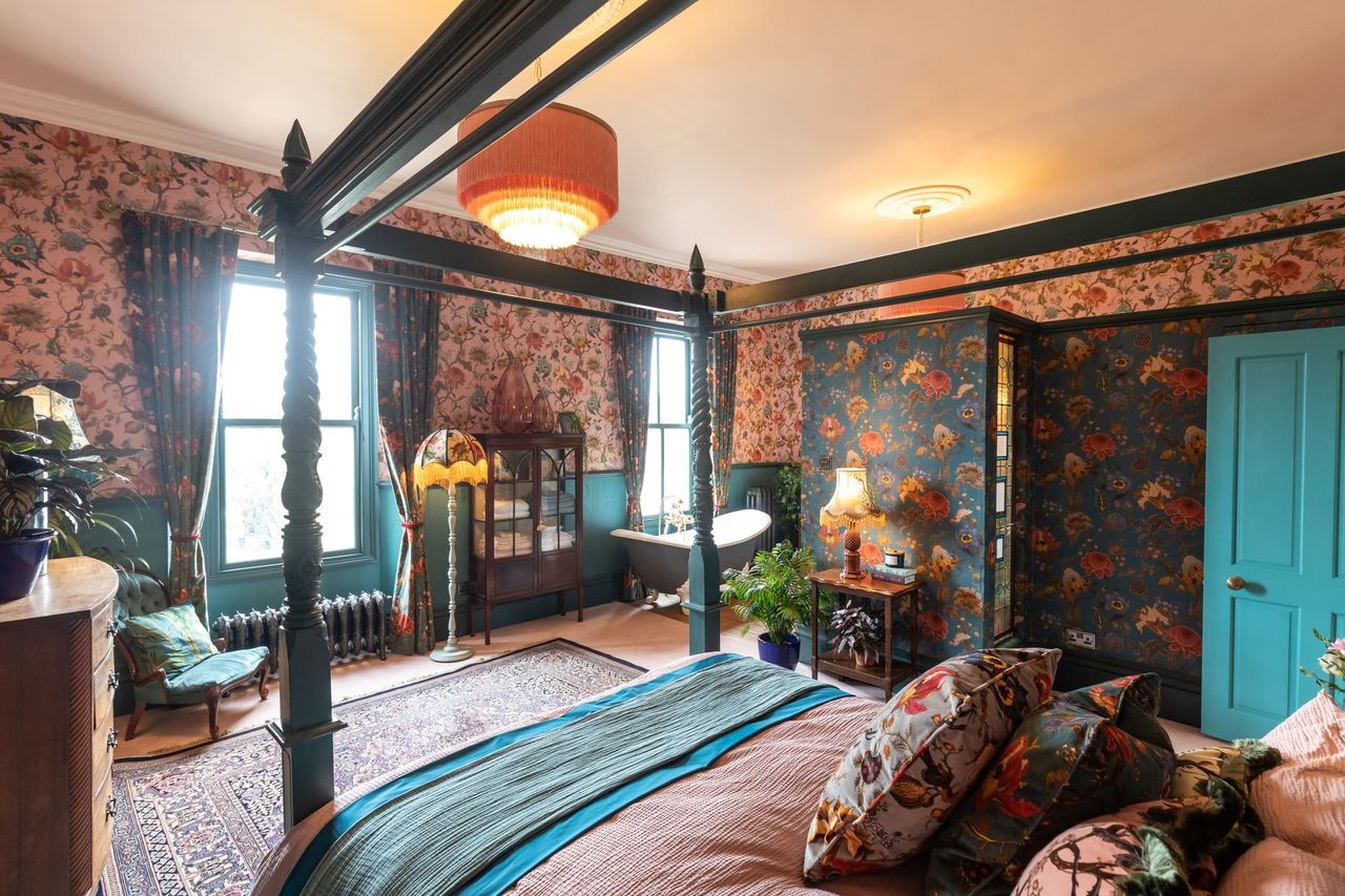 The master bedroom has a en suite bath as well