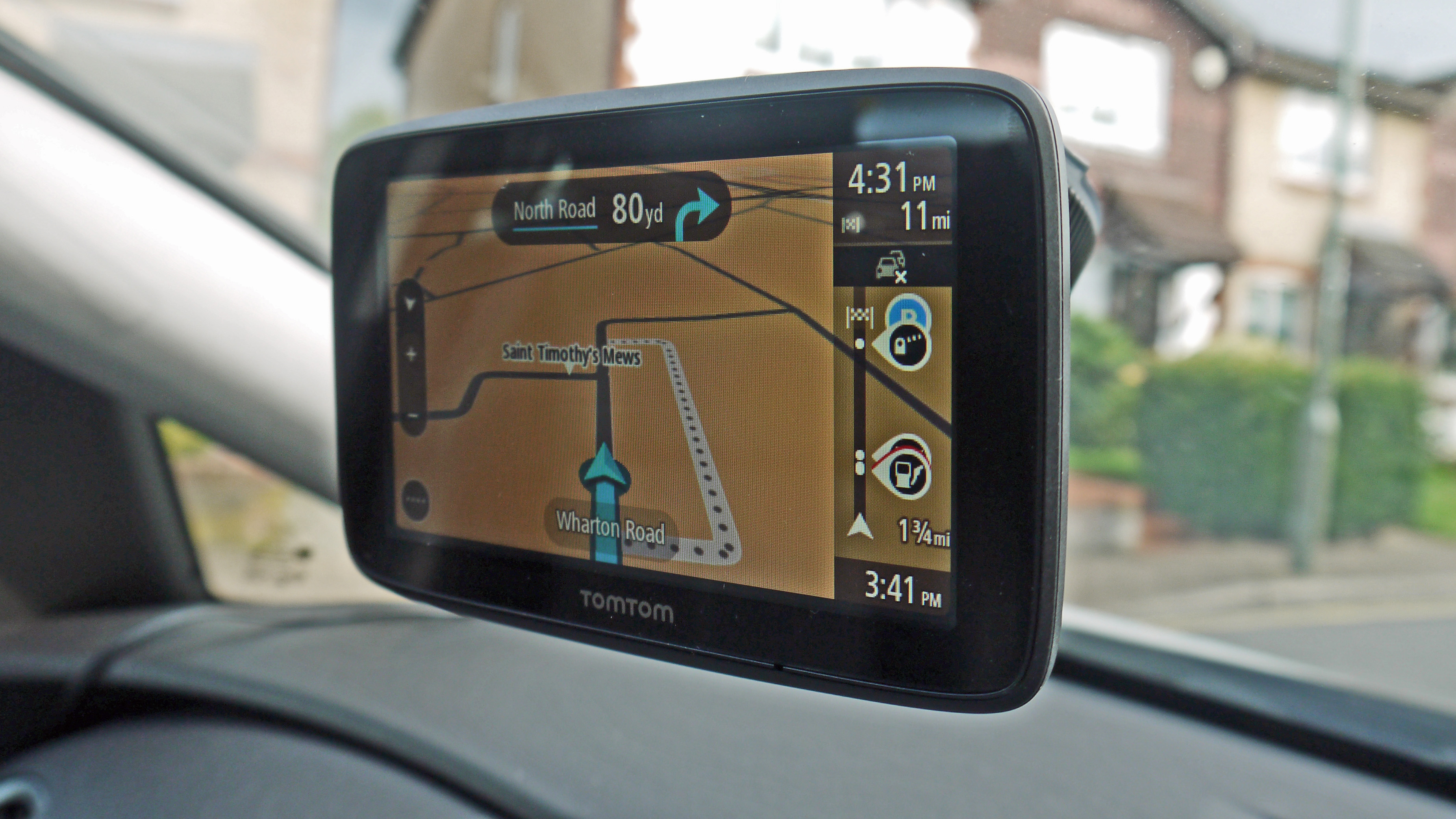 TomTom Car Sat Nav GO 520 Capacitive Screen Lifetime Traffic via Smartphone and World Maps Google Now Siri Updates via WiFi Smartphone Messages 5 Inch with Handsfree Calling 