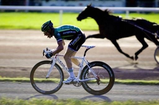 Thomas Voeckler (Europcar) gets his nose in front.