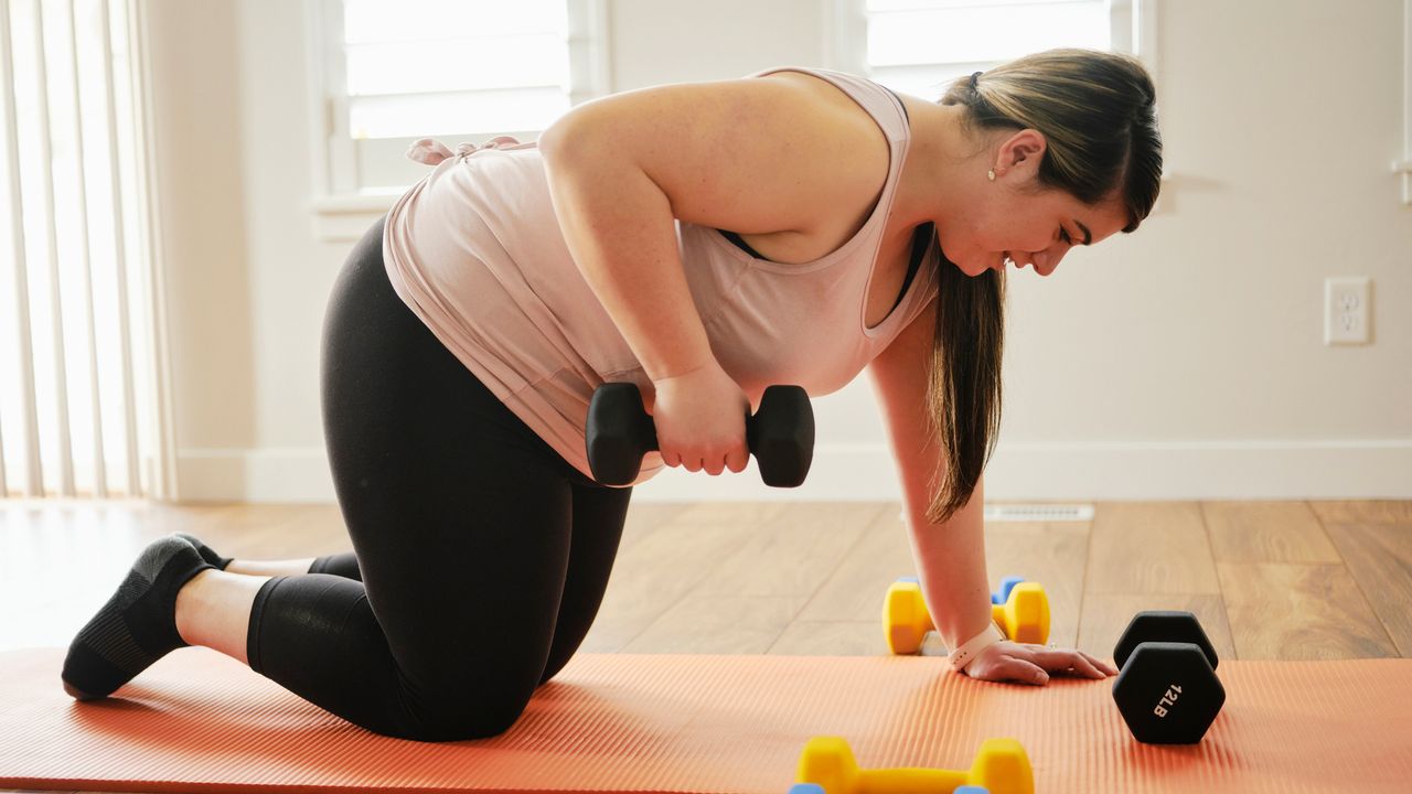 woman working out dumbbells