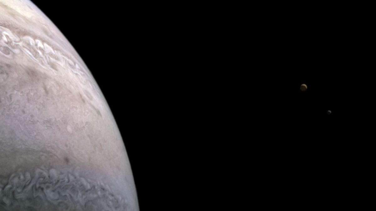 NASA spacecraft snaps gorgeous new photo of Jupiter's moons Io and Europa