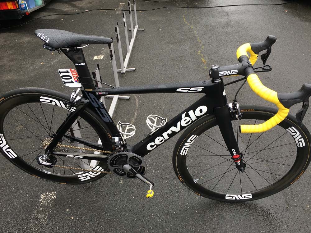 Mark Cavendish's Cervelo S5 with a nod to his yellow jersey.